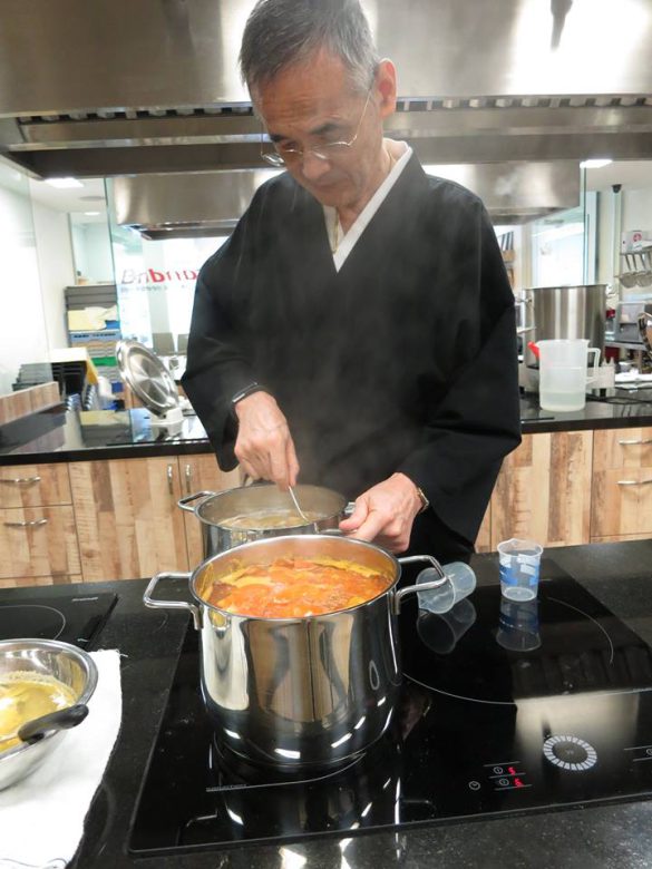 野菜とトマトのスープを作っているところ