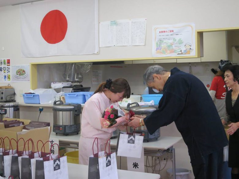 讃匠の全体朝礼で、１１月が誕生日のスタッフたちに、花束とお祝いの商品がプレゼント