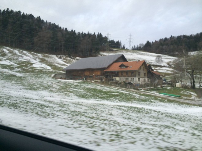 車窓から見たスイスの農村風景で、このような素朴な建物ばかり