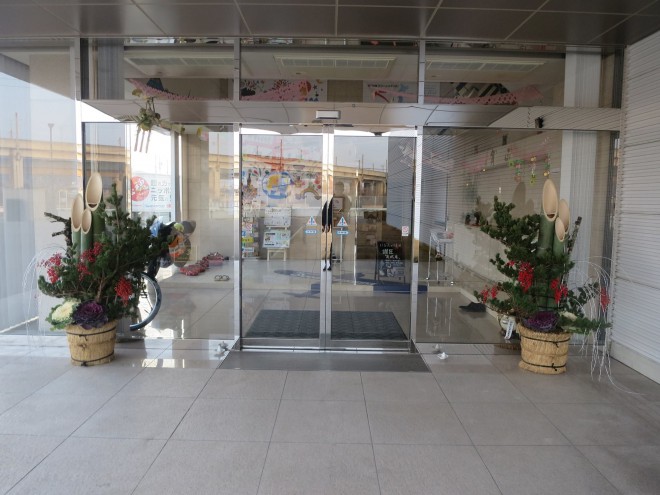 正月飾りの大和製作所本社の玄関