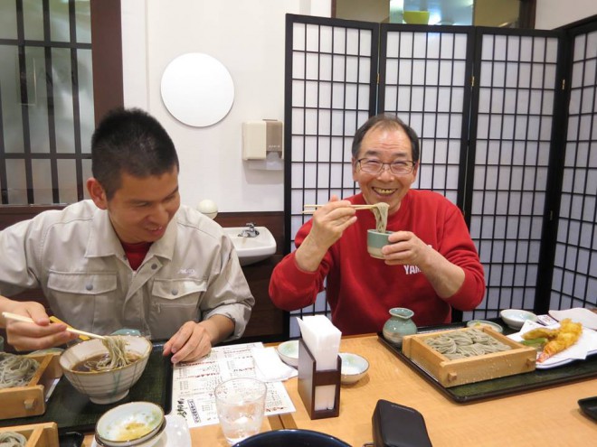 同行のスタッフたちと、美味しい蕎麦を堪能